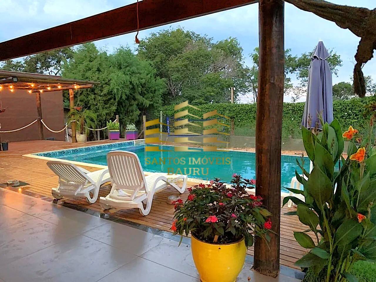 Casa à venda com 3 quartos, 236m² - Foto 1